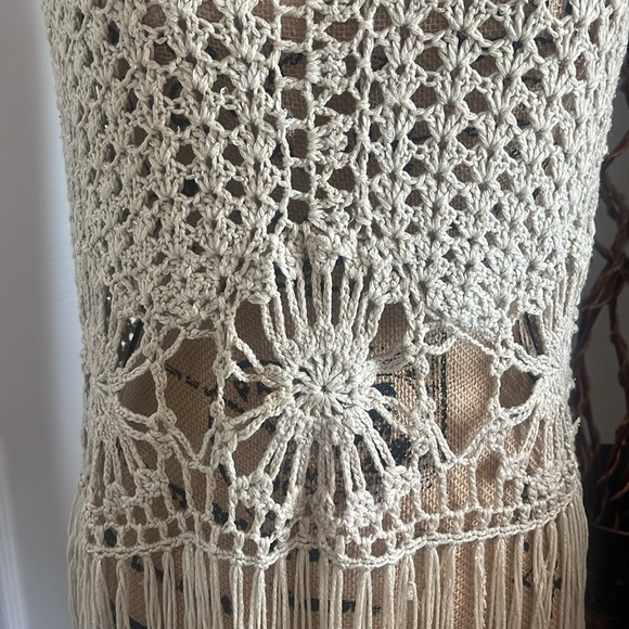 Miss Kelly
Sunburst top knitted 
Cream color 
Size M
Gently used
#324A - Picture 2 of 8